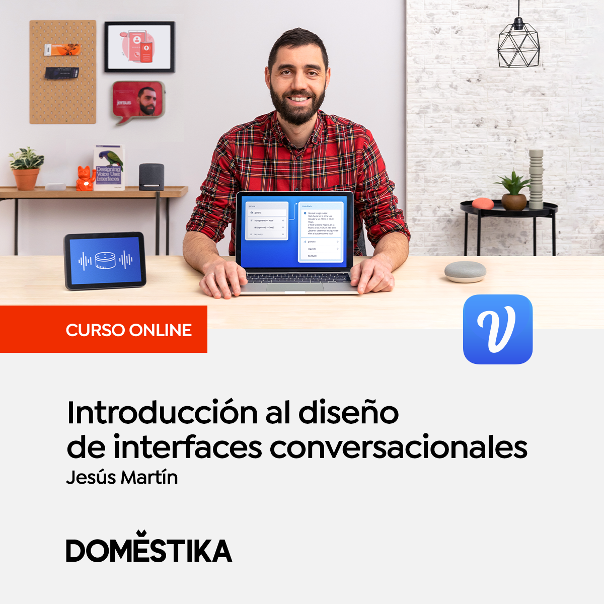 Jesús en una mesa con un portátil abierto y el texto Introducción al Diseño de Interfaces Conversacionales