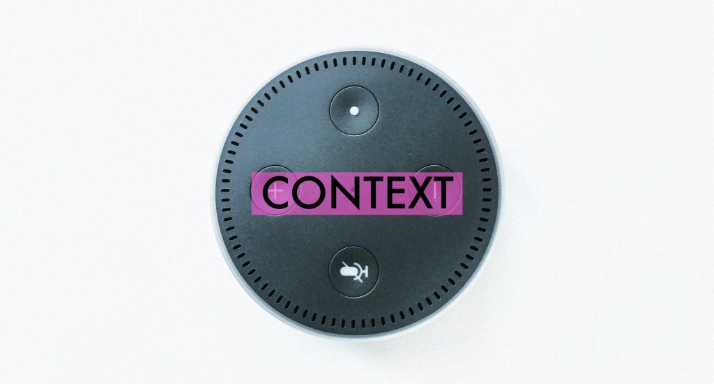 Dispositivo de Alexa visto desde arriba y con la palabra "Context" superpuesta