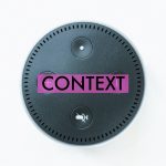 Dispositivo de Alexa visto desde arriba y con la palabra "Context" superpuesta