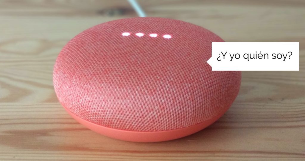 google mini color rosa con un texto que dice ¿Y yo quién soy?