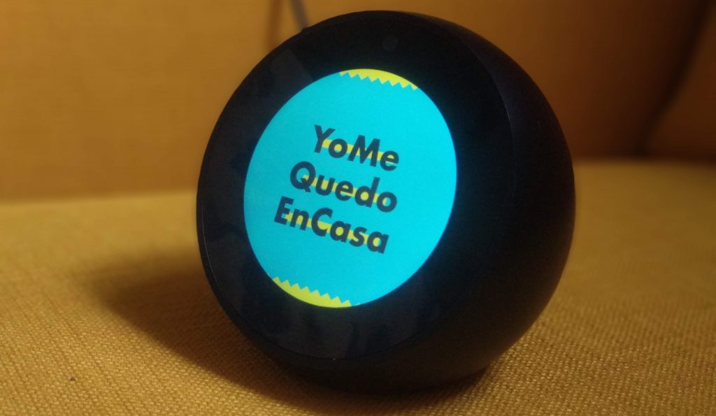 Echo Spot con imagen de la Skill "Yo me quedo en casa"